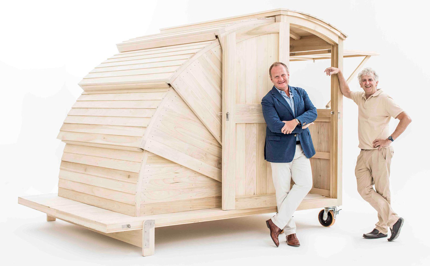 arsuaga+benbunan 1. El diseñador Jacob Benbunan ha interpretado el sueño del paleoantropólogo Juan Luis Arsuaga de un refugio en la Naturaleza por medio de una cabina de madera a medio camino de un iglú y el caparazón de un armadillo
