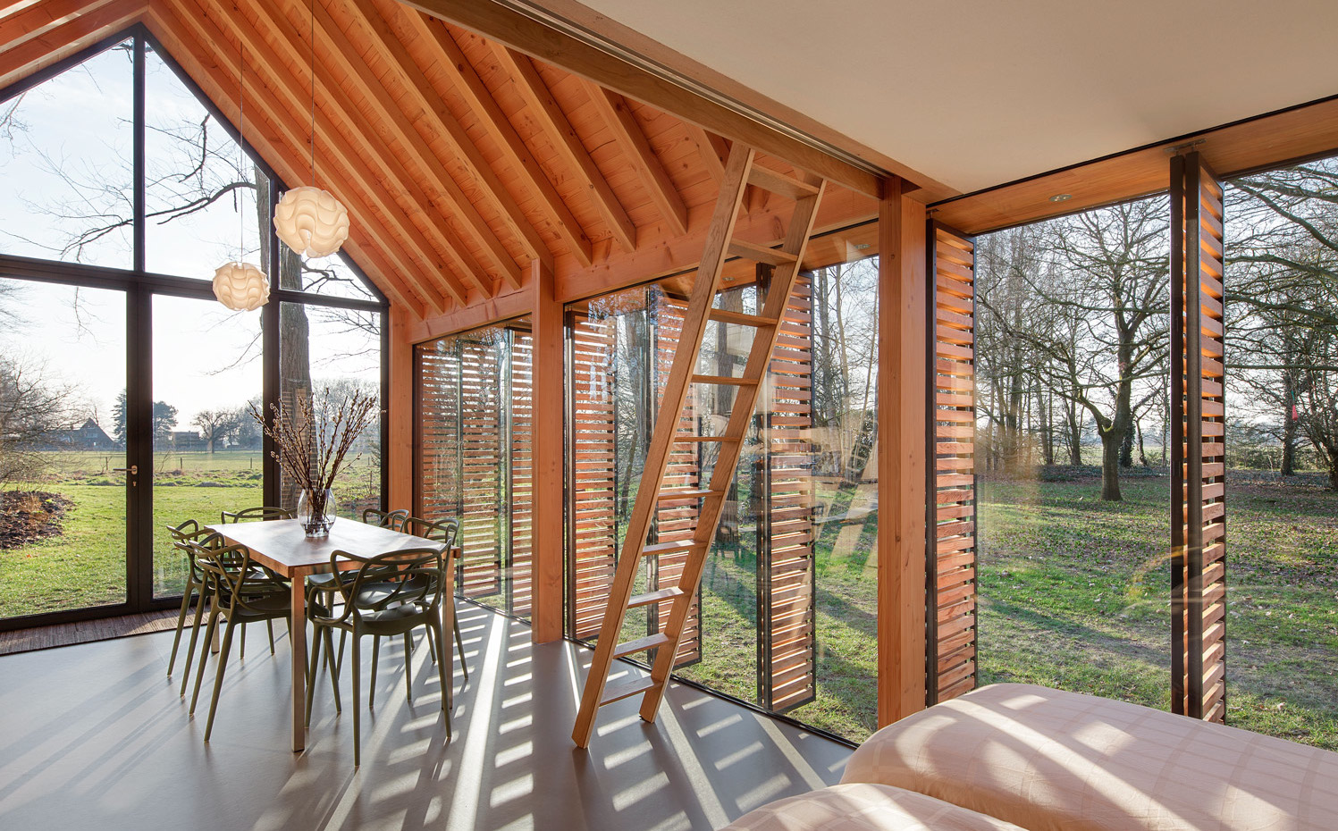SP2015-Zecc-Tuinhuis-10-HiRes. Una organización del espacio cartesiana, perfecta y que aprovecha cada centímetro cuadrado de este espacio es lo que consigue hacer el lugar habitable y disfrutable