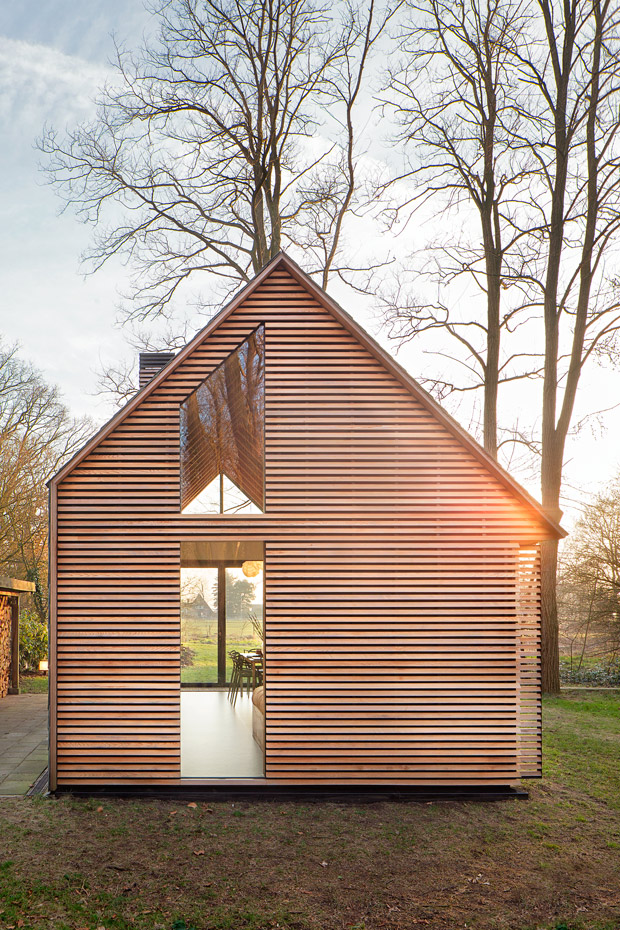 SP2015-Zecc-Tuinhuis-15-HiRes. En la fachada posterior de la cabaña se ha dejado también una apertura de cristal que permite el paso de la luz