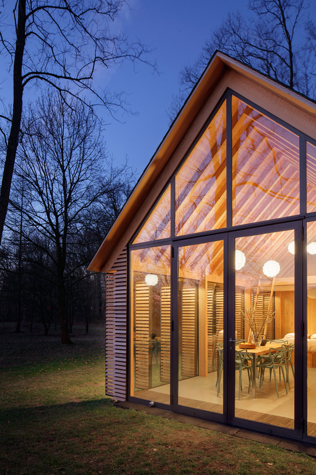 SP2015-Zecc-Tuinhuis-21-HiRes. El revestimento de madera de cedro rodea la puerta de cristal de la fachada principal y se fija al tejado evitando que haya juntas de otro material que no sea madera
