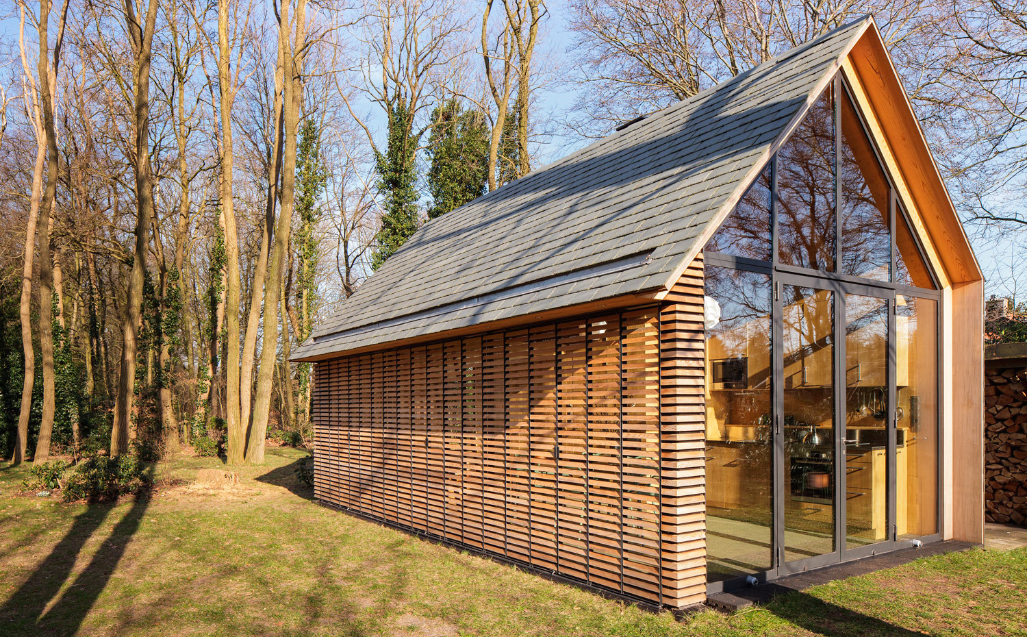 SP2015-Zecc-Tuinhuis-6-HiRes. La madera utilizada para el revestimiento y para las persianas es de cedro rojo y proviene de los bosques cercanos