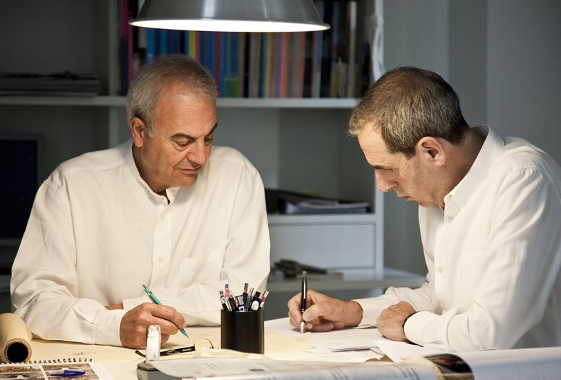Antonio Cruz y Antonio Ortiz trabajando en su estudio de Sevilla
