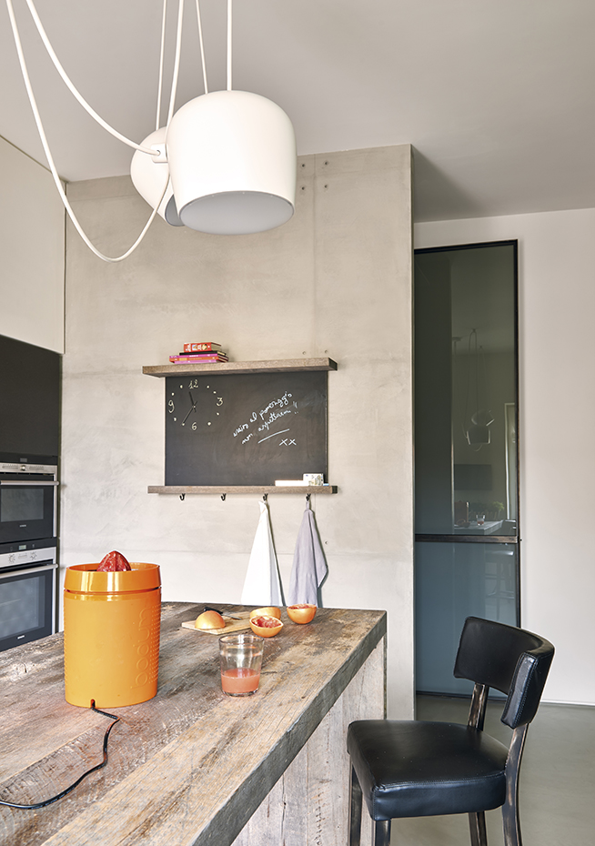 00413252 ok. La mesa es un diseño del arquitecto realizado con vieja madera de roble. Lámpara de suspensión AIM, de los Bouroullec para Flos. Taburete Miami 401, de Tom Kelley para Billiani