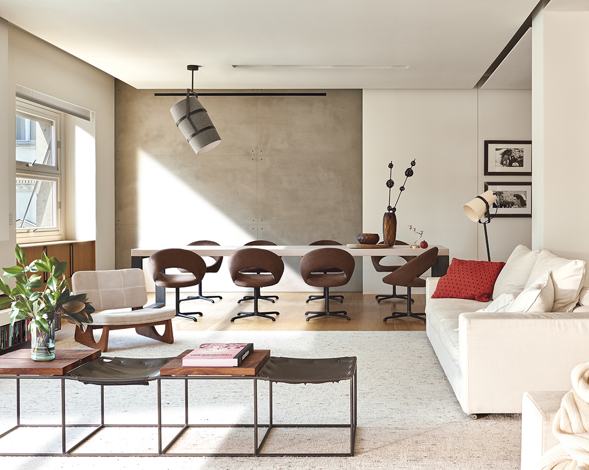 00413255 ok. La mesa de comedor es un diseño del arquitecto fabricado con Valchromat y hierro negro. Lámpara de techo Bidone, de Fabio Fantolino para Phanto