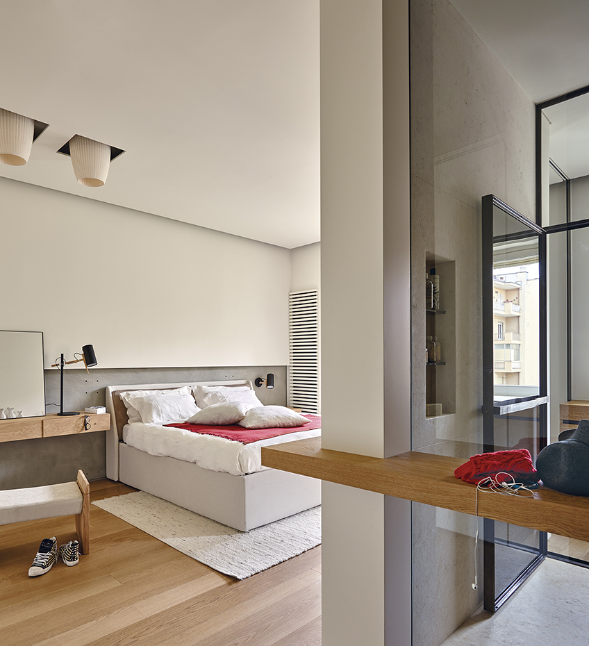 00413257 ok. La cama, las mesillas de noche y la alfombra han sido diseñadas por el propio arquitecto. Las lámparas de sobremesa y de pared son de la colección Scantling, de Mathias Hahn para Marset
