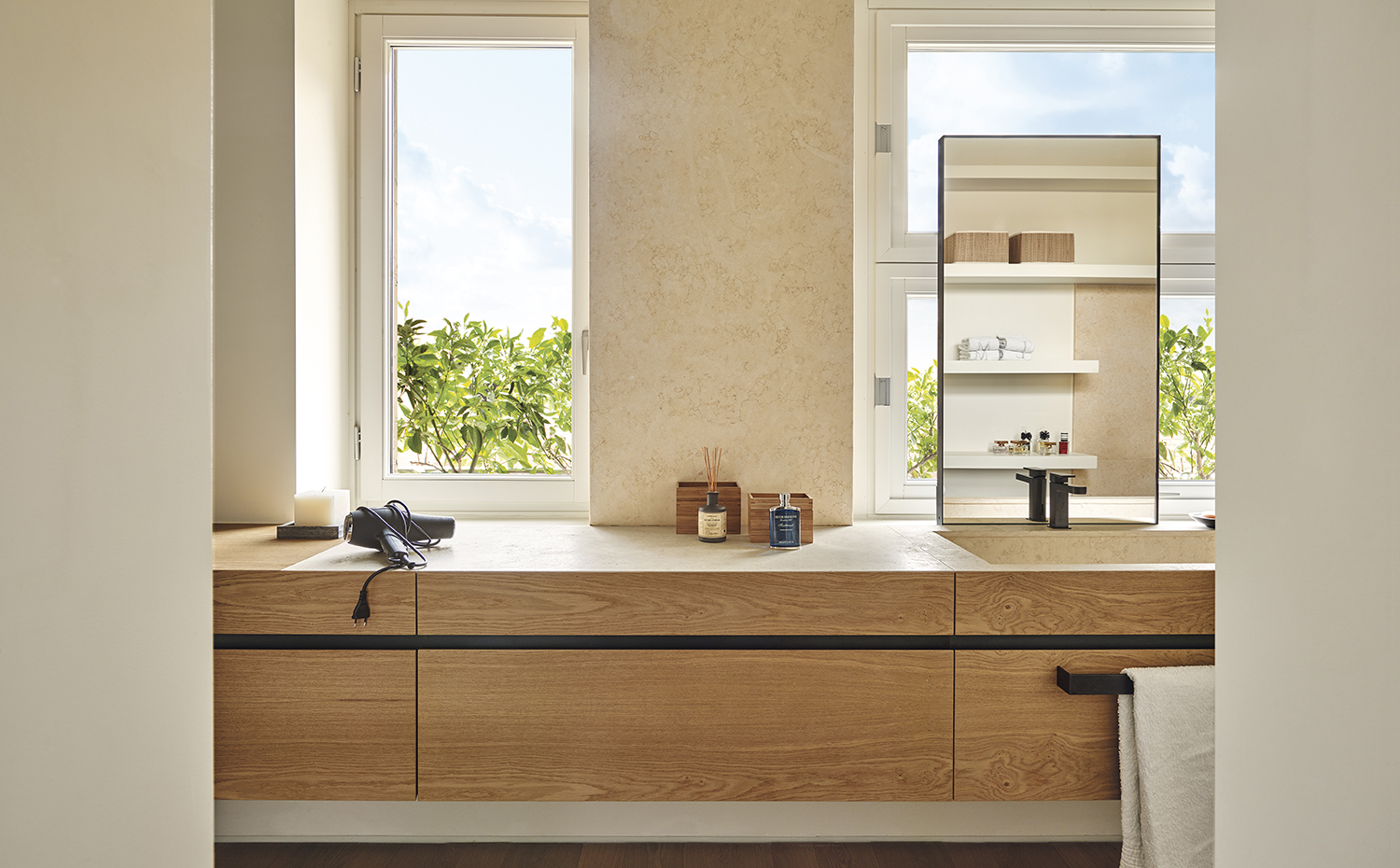 00413259 ok. El mueble del lavabo ha sido realizado en roble natural según un diseño de Fabio Fantolino