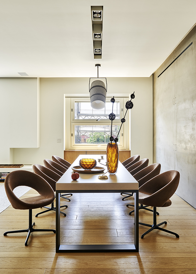 00413283 ok. Las sillas del comedor son las Nina, diseño de René Holten para Artifort