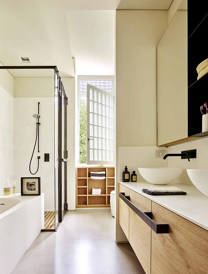 00413287 ok. El suelo del baño secundario es de resina. Bañera Nostromo, de Davide Mercatali para Fantini