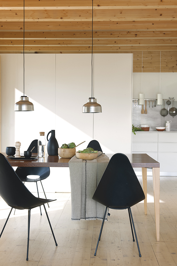 00419957 ok. En el comedor, las sillas Pedrera que Barba Corsini diseñó en 1955 para los apartamentos del edificio La Pedrera de Gaudí. Lámparas de techo M64, de Miguel Milà para Santa & Cole
