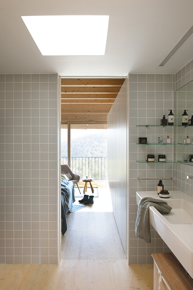 00419962 ok. Las paredes del baño se han revestido con baldosas de Ceramica Vogue. Lavamanos de la serie Vero, de Duravit