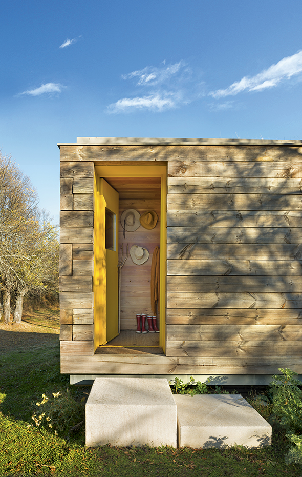 00426706 ok. El exterior de la casa se ha revestido con pino gallego cuperizado, una madera a la que se ha eliminado la humedad interior y añadido sales de cobre para hacerla más resistente a la intemperie