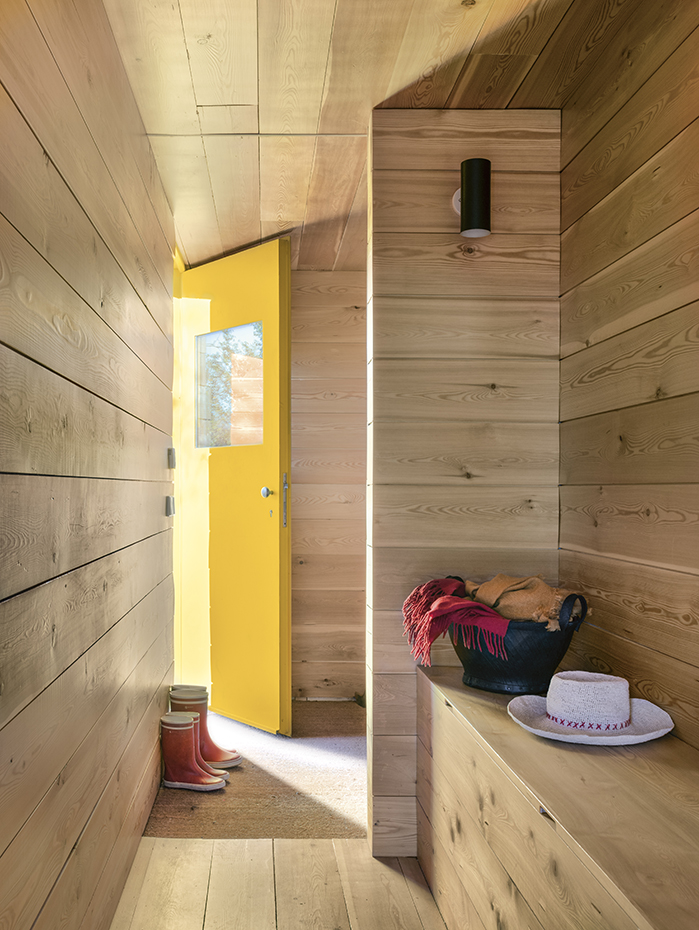 00426707 ok. La puerta de acceso y la chimenea se han pintado de color Pantone Yellow C, un color que recuerda los diversos tonos amarillos que adopta el campo castellano a lo largo del año