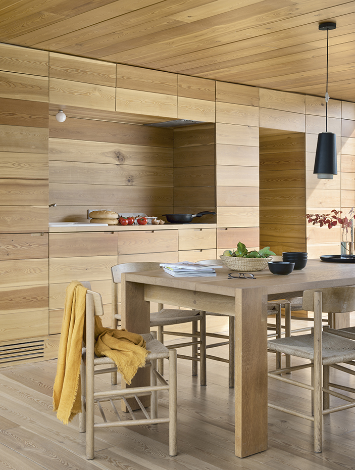 00426710 ok. Mesa de comedor realizada a medida por los arquitectos. Las sillas, con estructura de roble macizo y asiento de fibra trenzada, son el modelo J39, diseño de Børge Mogensen que edita Fredericia