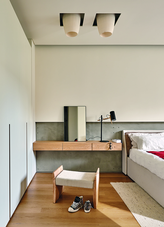 fabio fantolino. El arquitecto ha diseñado el espejo, enmarcado con hierro, y el taburete, de madera de roble y tapizado con el mismo tejido que la cama. Lámparas de techo Layers, de Axo Light