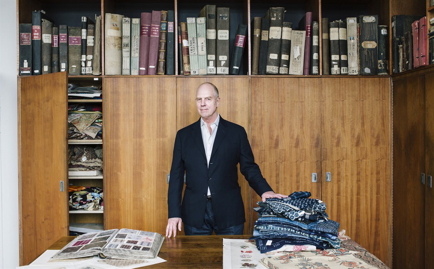 Peter Koepke phot credit Mark Mahaney. Peter Koepke es el director del Design Library. En la imagen, rodeado de patrones japoneses