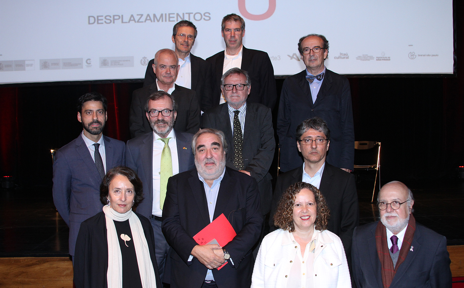 Los comisarios de la Bienal y algunos arquitectos cuyos trabajos fueron reconocidos posan junto a Eduardo Souto de Moura (con carpeta roja), galardonado con el Premio Iberoamericano a toda una carrera