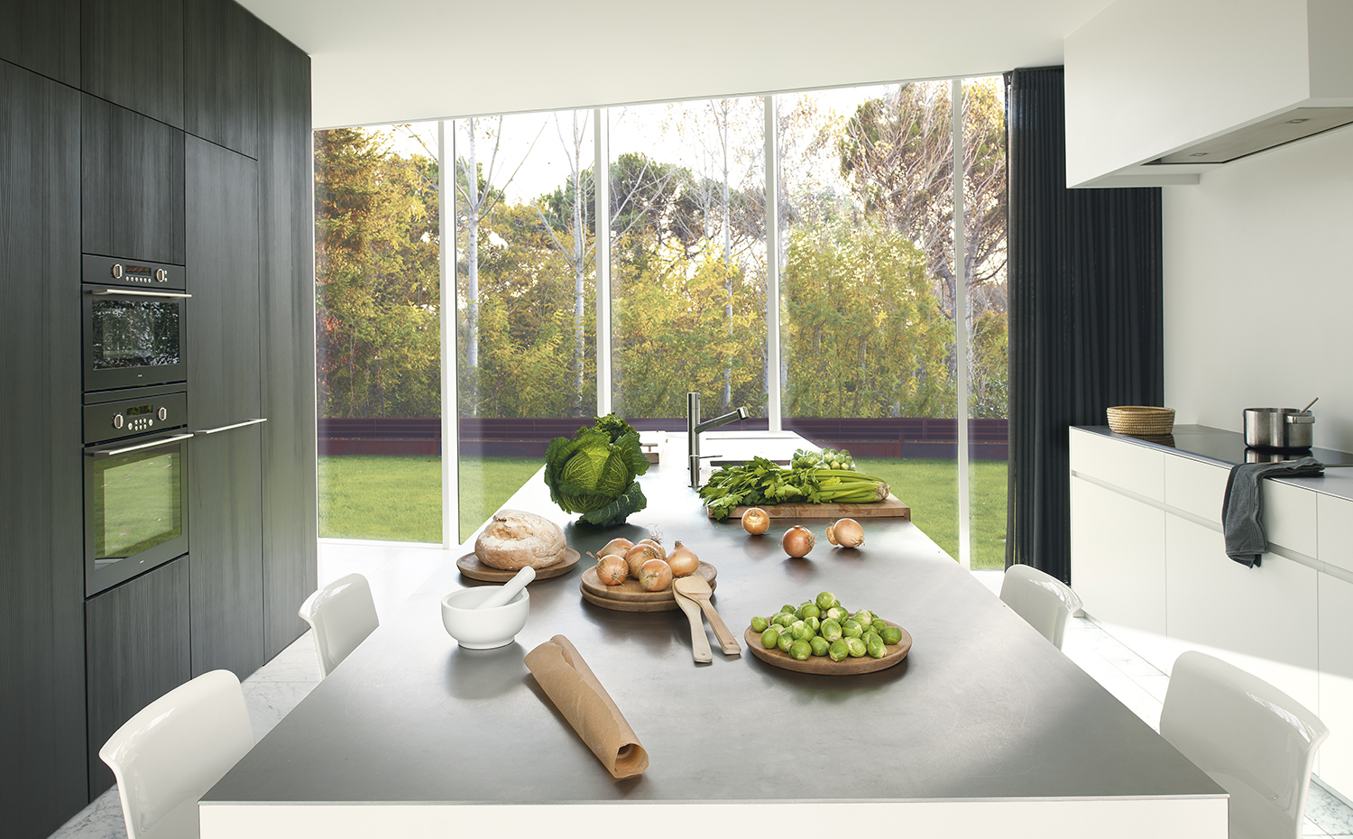 00426862 ok. El mobiliario de cocina es un diseño de Wilfra & IDE. Electrodomésticos, del fabricante holandés Atag