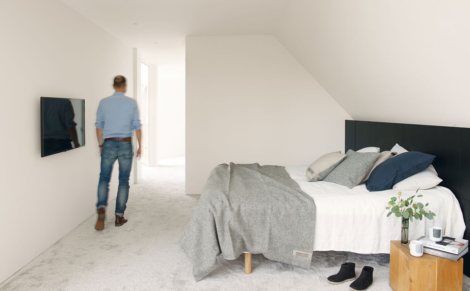 00426865 ok. La ropa de cama, la manta y los cojines son de la firma Kardelen. Sobre la mesilla de noche, diseño de los arquitectos, dos tazas, modelo Norm, de Menu