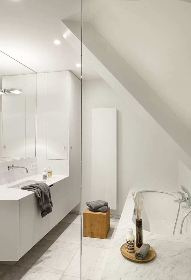 00426866 ok. Los arquitectos también han optado por el mármol de Carrara para realizar la bañera y pavimentar el suelo del baño. Las griferías son de la firma Vola