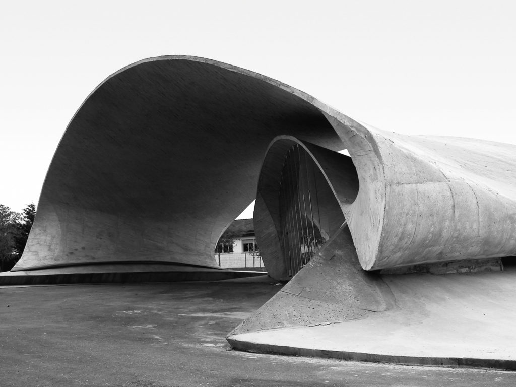 Estación de autobuses de Casar de Cáceres (2003), por Justo Garciá Rubio.