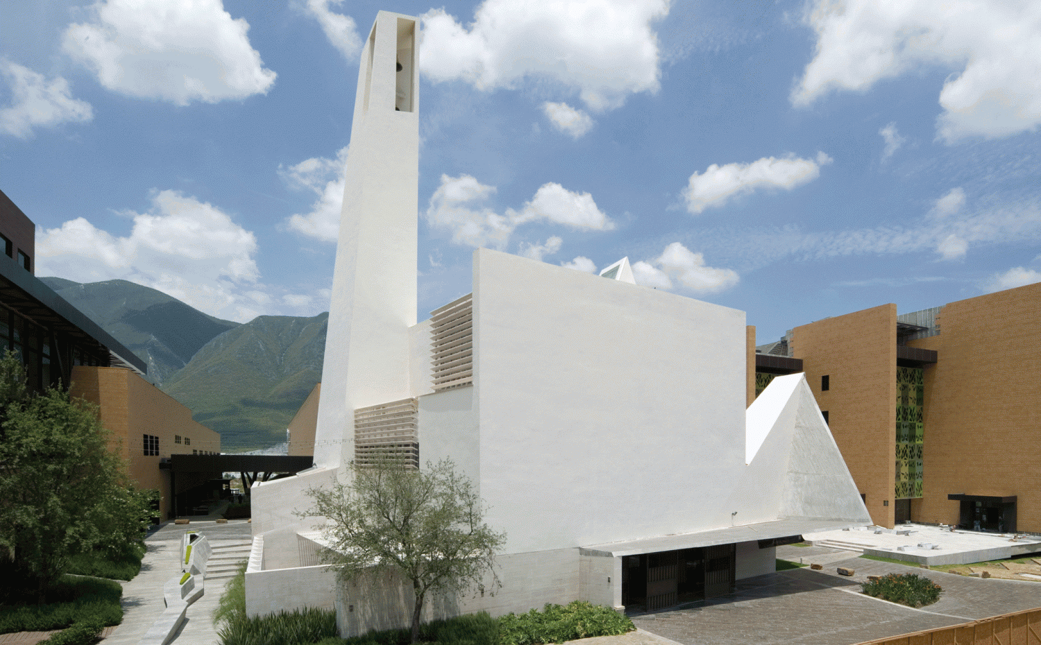 Iglesia brutalista de El Señor de la Misericordia en Monterrey (México), de Moneo Brock