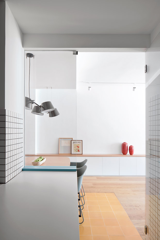 PISO-2DEMAIG-06. Los tonos suaves de la cocina, el comedor y el distribuidor se extienden a toda la casa. Lámpara Tam Tam, de Fabien Dumas para Marset