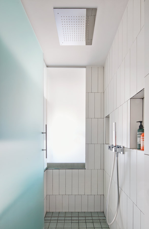 PISO-2DEMAIG-12. Para que entre la luz natural en la ducha, y a la vez mantener la privacidad, se ha apostado por una puerta de cristal traslúcido