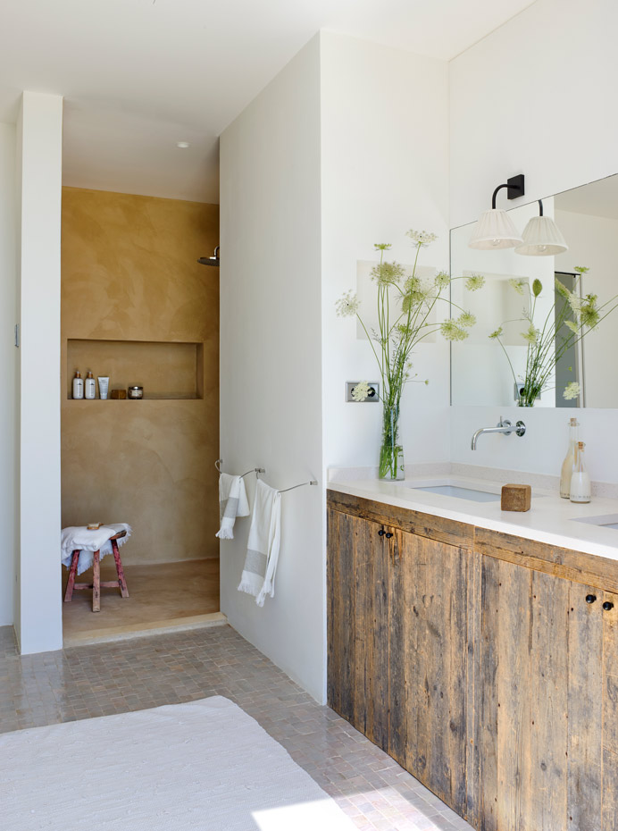 00411453 O. Las puertas del mueble bajo lavabo son de madera reciclada. Grifería Axor, de Hansgrohe. Toallas, de Zara Home