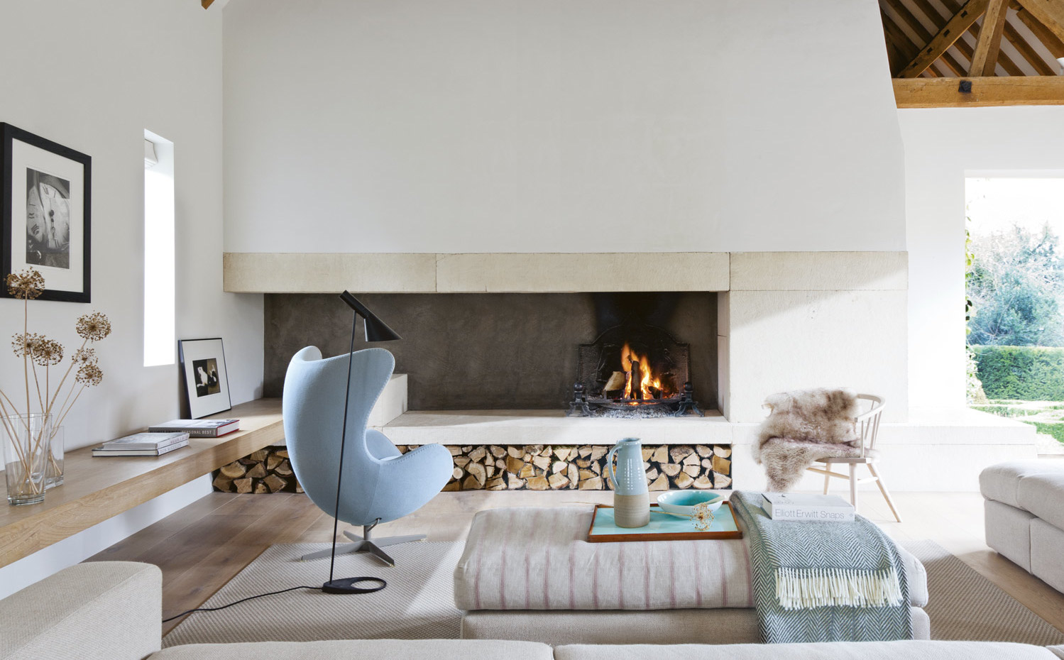 020915RFSO011. La chimenea del salón ha sido concebida como un gigantesco objeto escultural de ladrillo, piedra caliza y enlucido. La butaca Egg es un diseño de Arne Jacobsen para Fritz Hansen