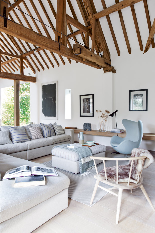 020915RFSO0142. La apertura del lado sur de la construccion creó una amplia zona de dia de doble altura. Sofá The Stella, con tapicería de lino, adquirido en la web sofa.com