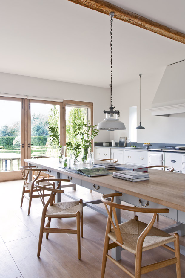020915RFSO032. La mesa de la cocina, de roble, ha sido realizada a medida por Oakwood Bespoke Joiner. Sillas, modelo CH 24 Wishbone, de Hans J.Wegner para Carl Hansen & Søn. Lámparas de techo, en Woodshed