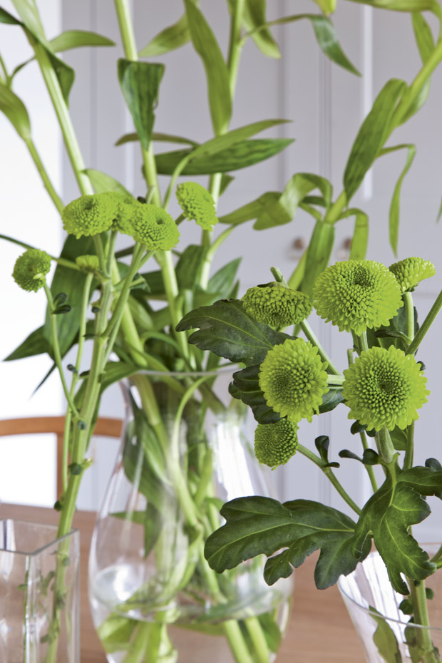 020915RFSO039. Los detalles y objetos decorativos, como estas flores, parecen levitar en contraste con el abigarramiento de las vigas y aportan delicadeza