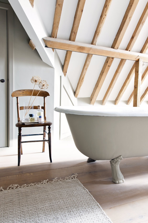 020915RFSO047. La bañera y la silla del baño son una herencia familiar y casan perfectamente con el estilo conseguido en la vieja granja