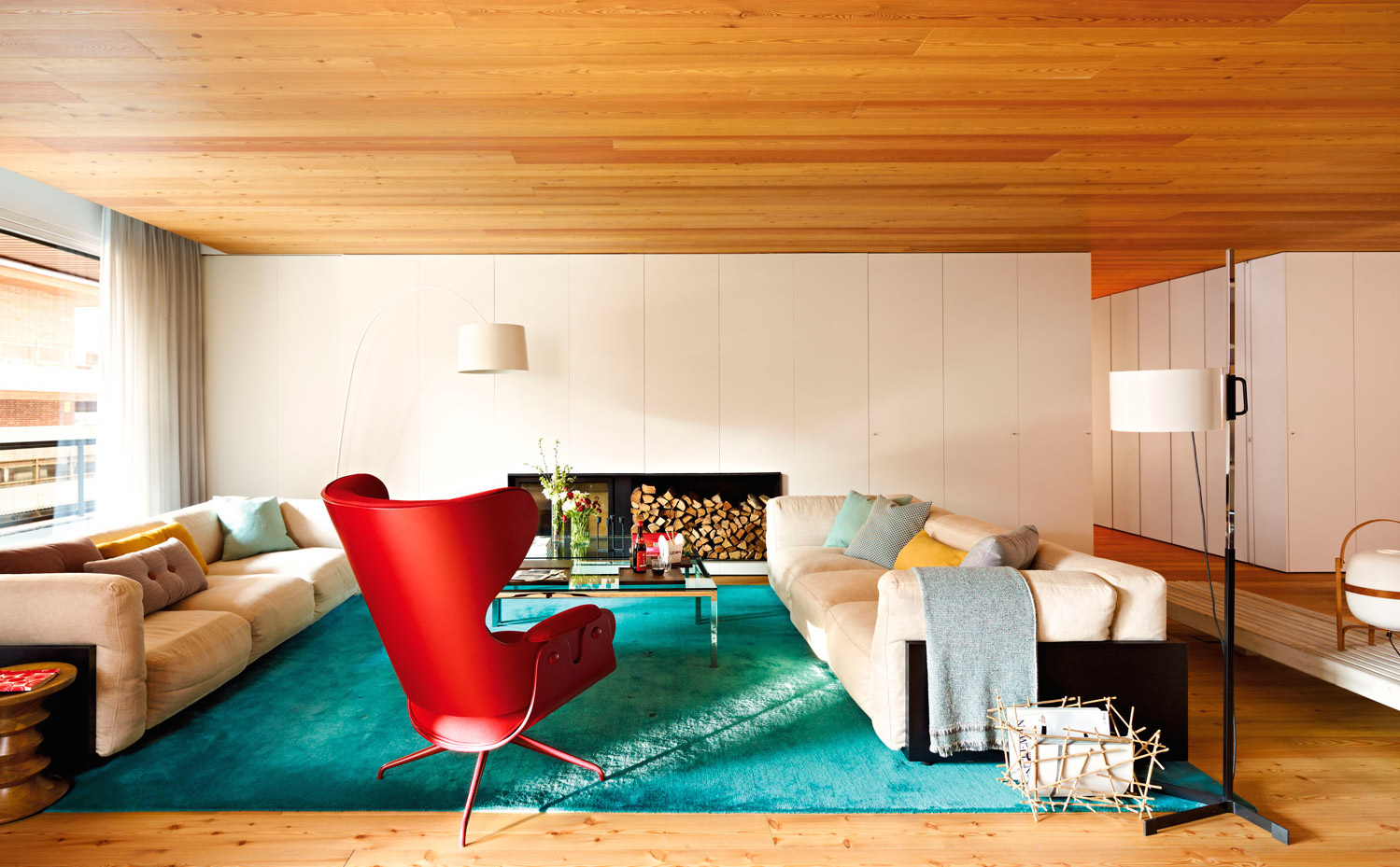 00338117. El sofá es el modelo Mex, un diseño de Piero Lissoni para Cassina. Manta Serena Azul, de Teixidors, en Matèria. Revistero, de Alessi