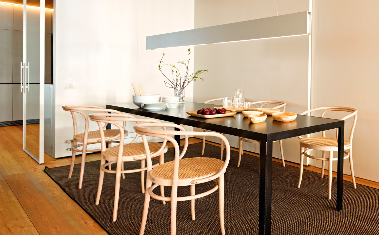 00338121. La mesa es el modelo The Table, de Monica Armani para B&BItalia. Sillas 209, de Thonet. El mobiliario procede de Arkitektura