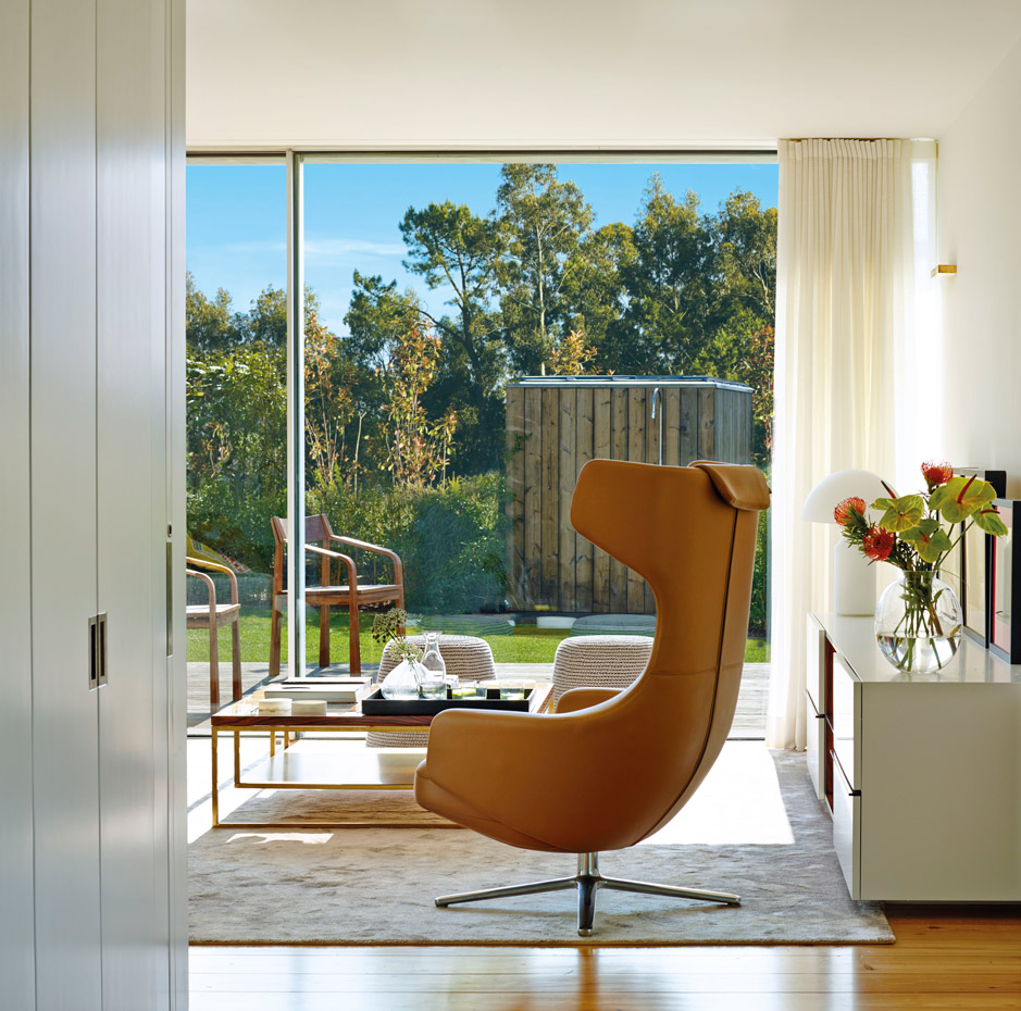 00367528. Butaca y otomano Grand Repos, de piel Premium, diseño de Antonio Citterio para Vitra y alfombra Glamour