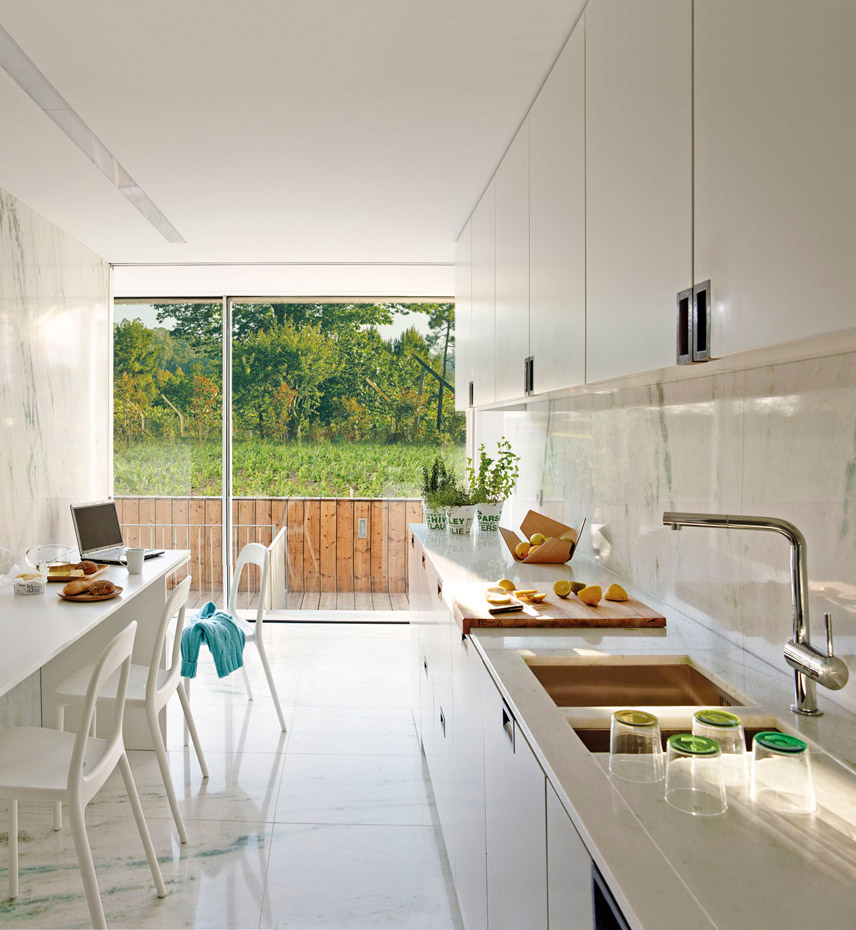 00367529. Cocina con mobiliario fabricado a medida siguiendo el diseño del arquitecto. Sillas blancas, de Ikea.