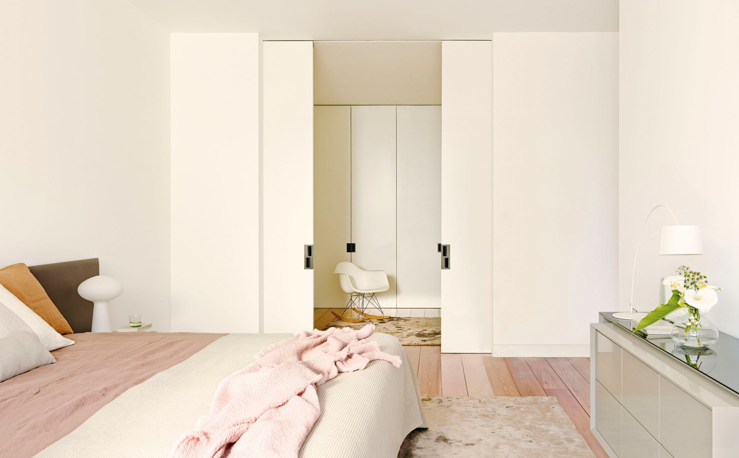 00367531. Puertas correderas acabadas en la misma madera lacada blanca de los armarios comunican el vestidor y el dormitorio de la suite principal