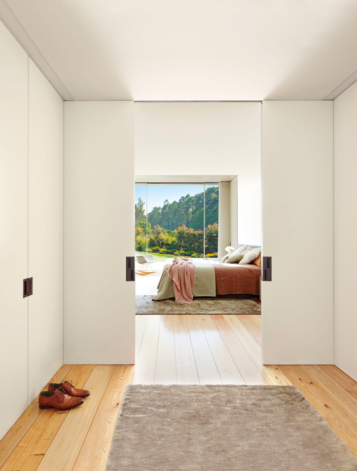 00367532. Todas las habitaciones se abren a una terraza con acceso directo al jardín y el suelo de madera de pino actúa como un fantástico lienzo