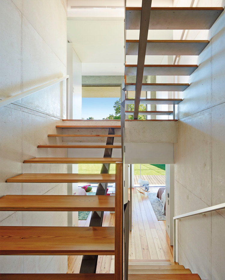00367533. La escalera, enmarcada por el ventanal que ensenña el exterior, es un elemento más de la casa y no un lugar de paso