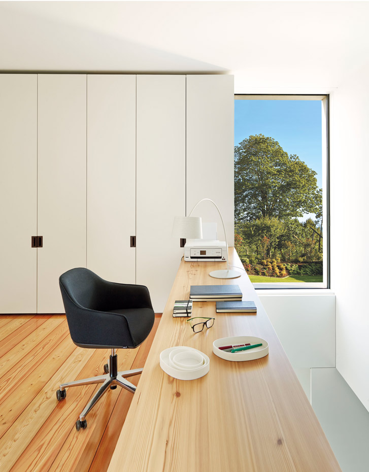 00367535. Silla Softshell de Vitra, de Ronan & Erwan Bouroullec. Bandejas de B&B Italia. La lámpara de sobremesa es la Twiggy, de Foscarini. Mesa y armario diseñados por Nelson Resende