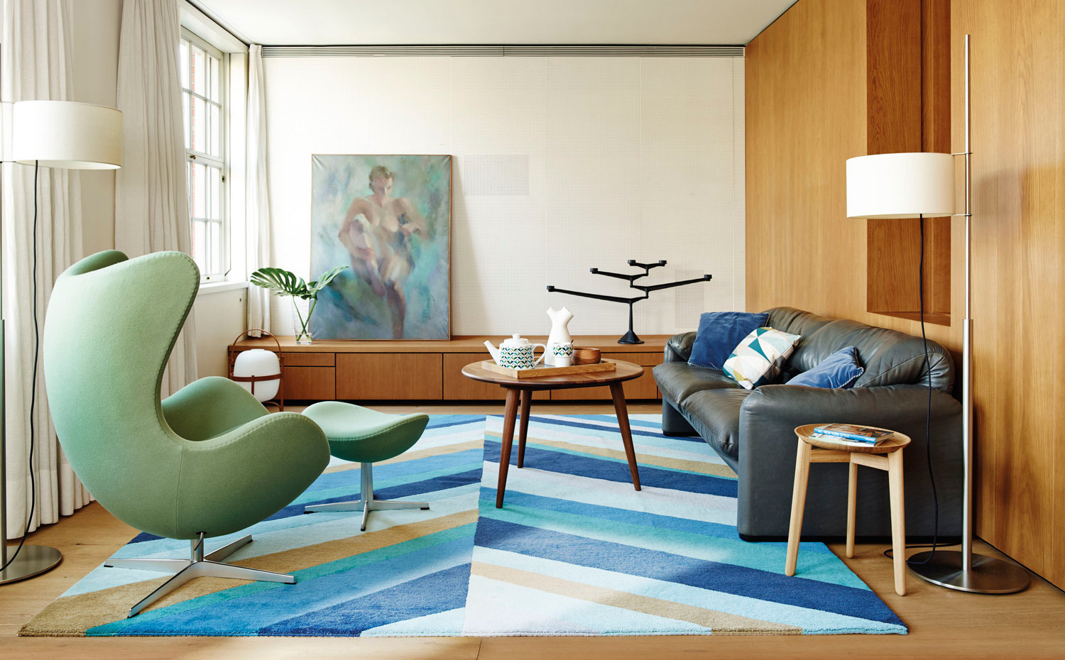 00368351. Sofá Maralunga, de Vico Magistretti para Cassina, en Greek. Sobre el mueble, óleo de Victoria Tebar. Alfombra Sybil Lines Blue, de Jonathan Adler para The Rug Company. En BSB Barcelona
