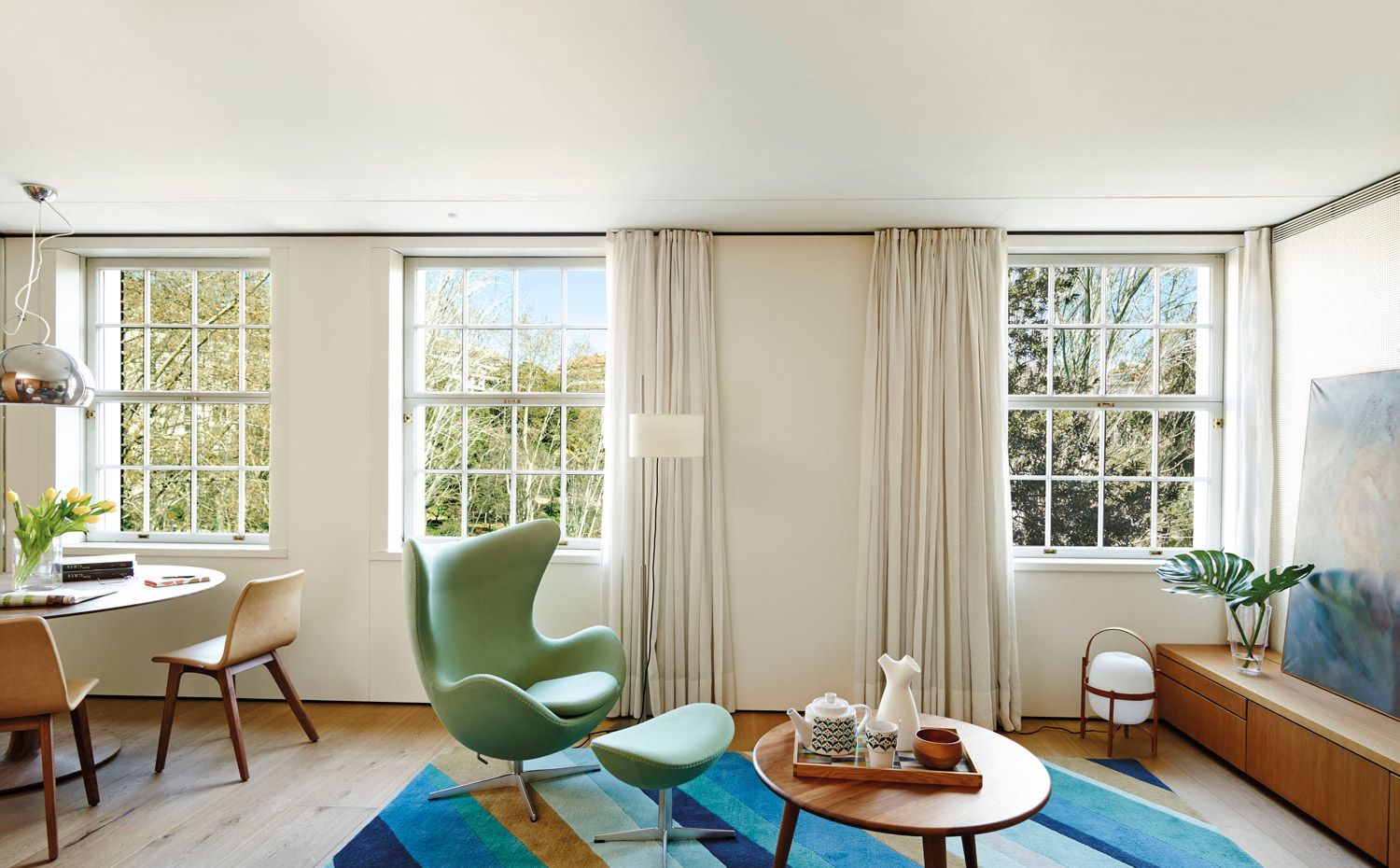 00368353. Butaca y reposapies Egg, de Arne Jacobsen para Fritz Hansen & Son. En Minim