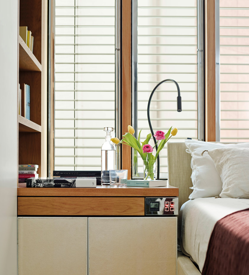 00368385. La cama de la suite es un diseño de Rodolfo Dordoni para Molteni. Una puerta corredera divide los espacios