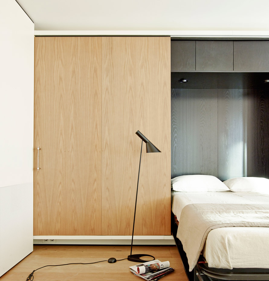 00368386. Una cama plegable doble se esconde en este armario empotrado. La lámpara de pie es el modelo AJ de Arne Jacobsen para Louis Poulsen