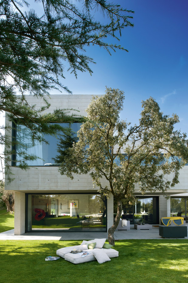 00391850. El estudio de arquitectura firma también el proyecto de paisajismo. La forma en L de la casa busca la mayor apertura de sus espacios a las vistas del jardín