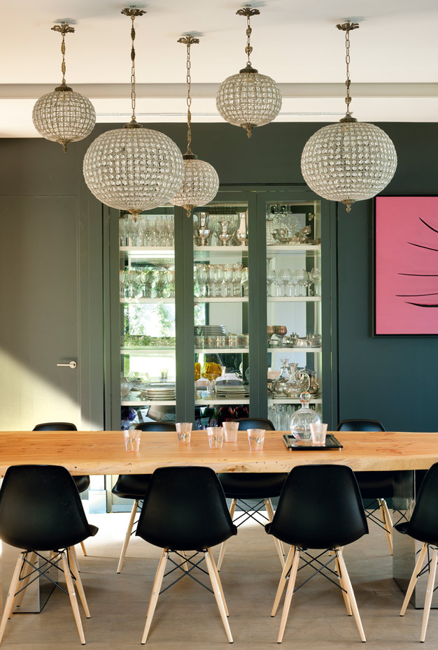 00391853. El comedor se ha equipado con las sillas Plastic Chair, diseño de los Eames que edita Vitra