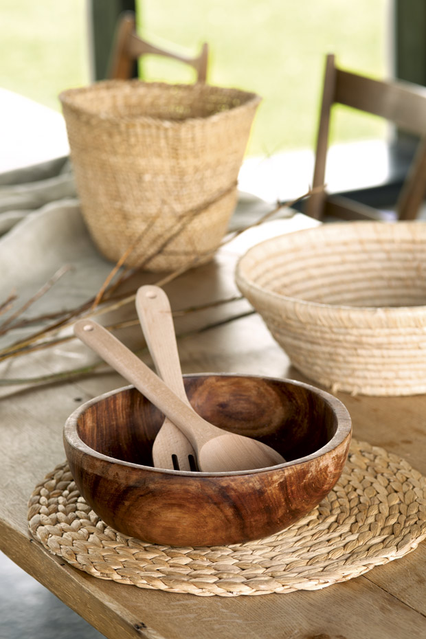 028 DSC7107. Los complementos de la mesa están realizados en fibras naturales. Boles de madera y salvamanteles trenzados refuerzan el carácter rústico