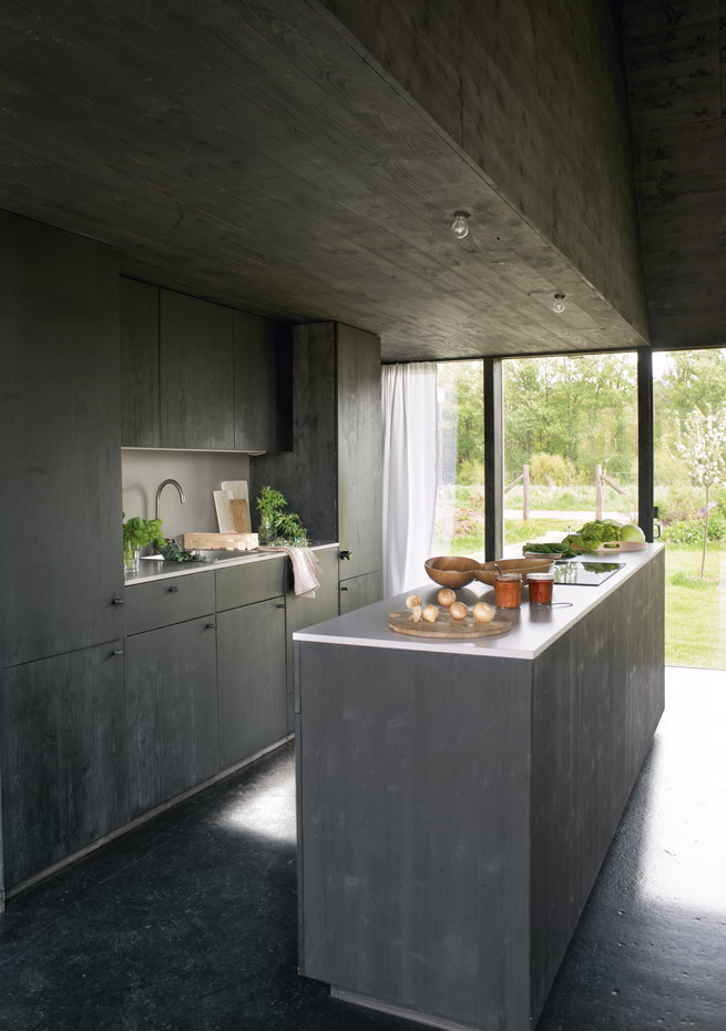 033 DSC7133. Las superficies de trabajo se han revestido con un laminado de alta presión, un material muy resistente. Los armarios se han fabricado con madera de abeto teñida. La grifería es de Grohe y el bol de madera, de Habitat 