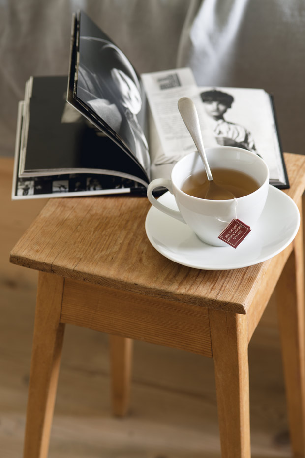 051 DSC6871. Los pequeños rincones son el secreto de esta casa, como este que recoge un momento de descanso junto a un té
